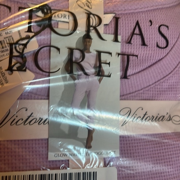 Victoria Secret - Picture 2 of 4